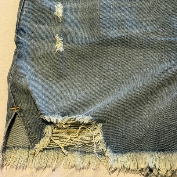 Hollister | NWT Ultra High Rise Distressed Denim Mom Shorts | Size 16 - Picture 7 of 9